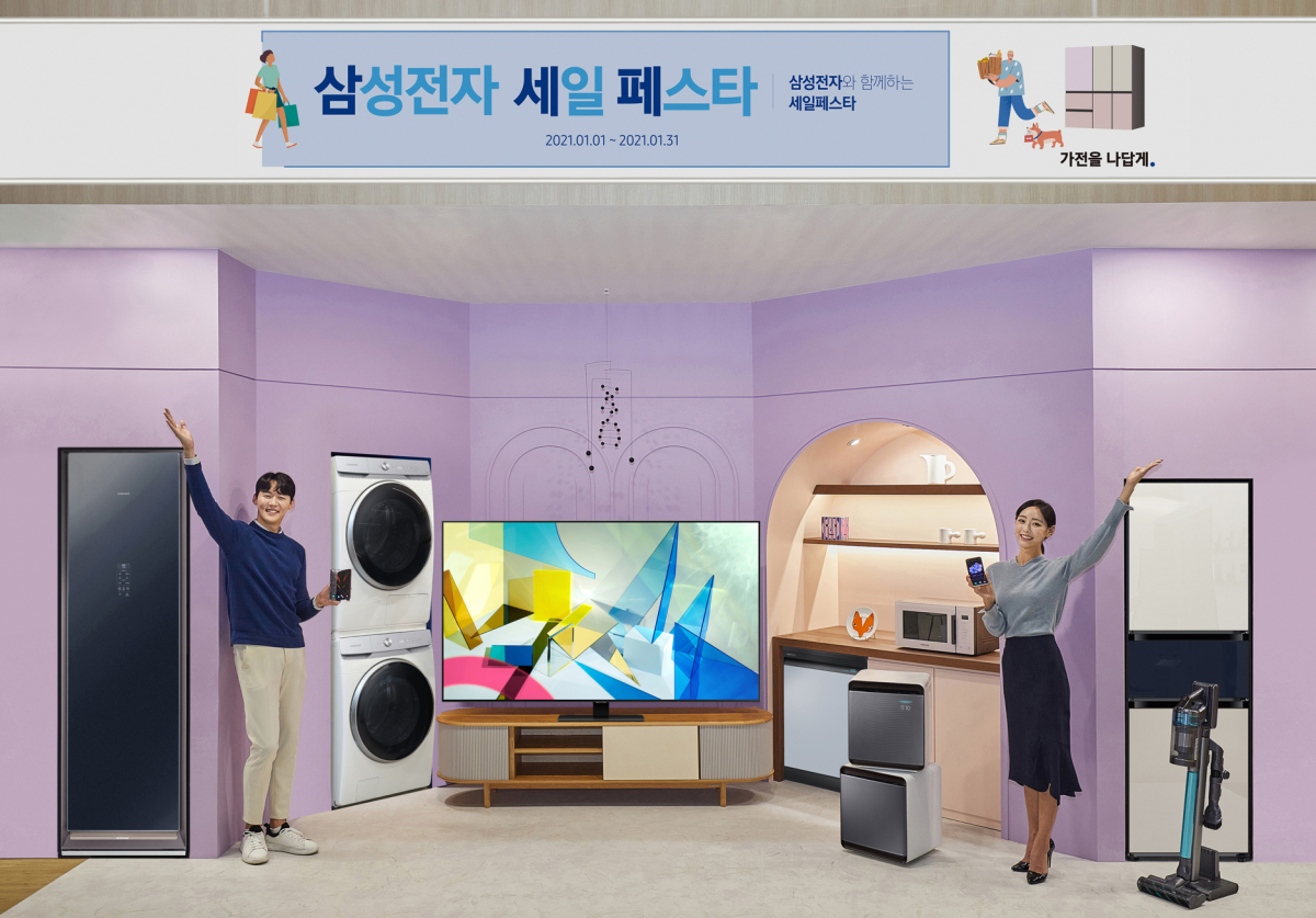 ▲삼성전자가 내년 1월 1일부터 31일까지 '삼성전자 세일 페스타'를 실시한다. 삼성전자 모델이 서울 삼성동 코엑스 한국전자전 삼성전자 전시관에서 '삼성전자 세일 페스타'를 소개하고 있다. (사진제공=삼성전자)