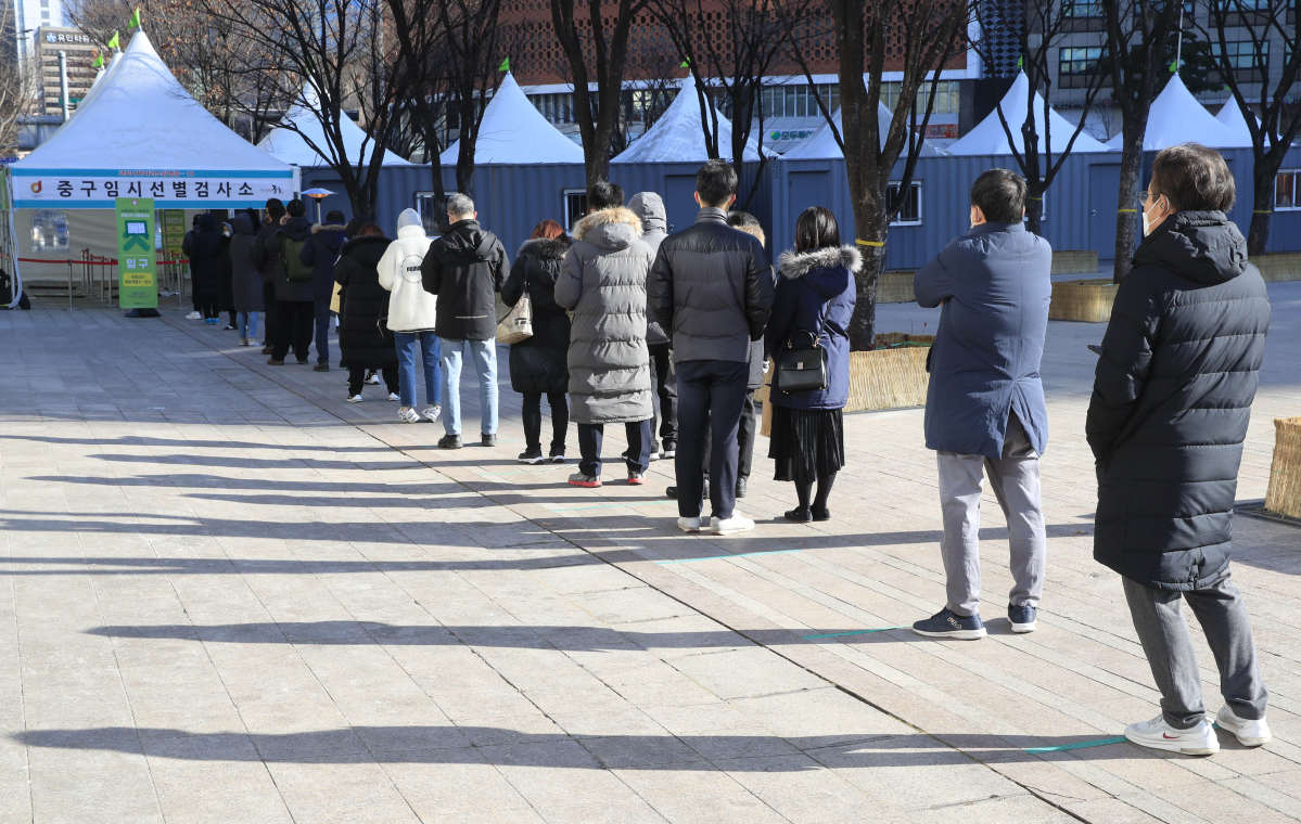 ▲ 신종 코로나바이러스 감염증(코로나19) 신규 확진 환자가 나흘 만에 다시 역대 최대 규모인 1097명으로 집계된 20일 오후 서울 중구 서울광장에 마련된 코로나19 임시선별검사소에서 시민들이 검사를 받기 위해 줄을 서 있다. (뉴시스)