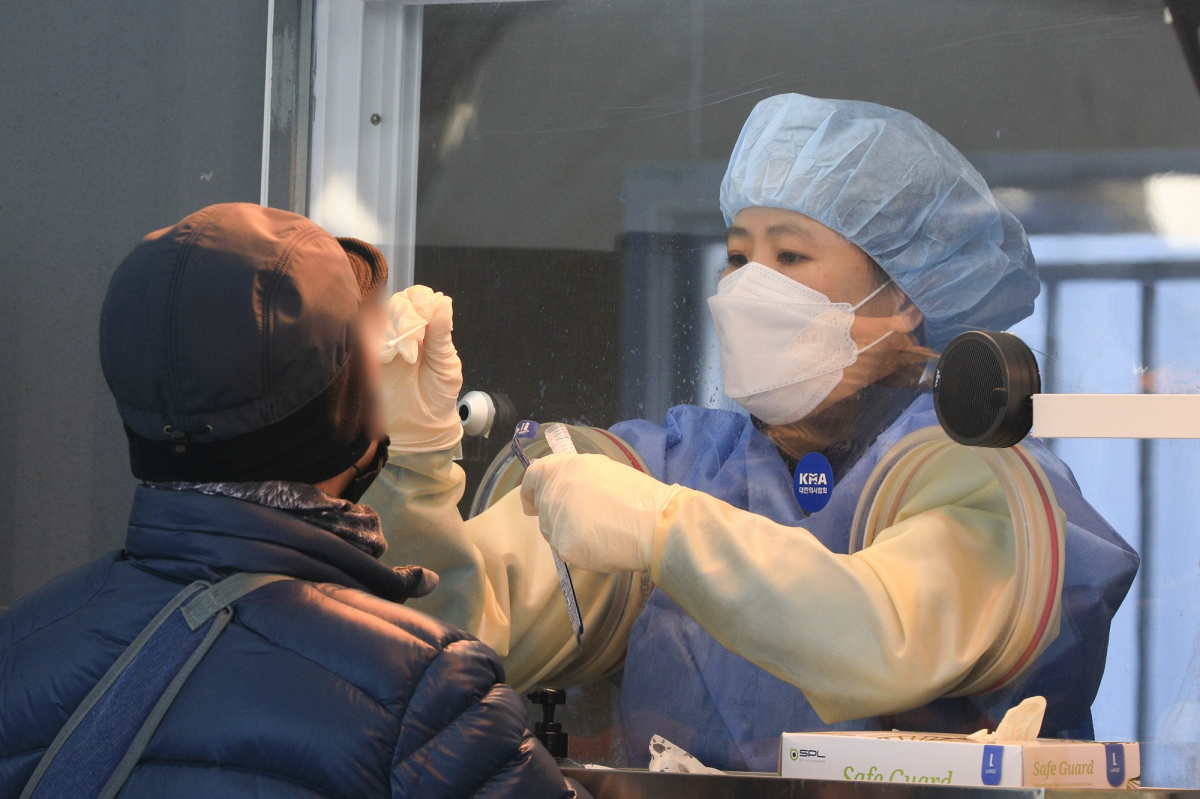 ▲신종 코로나바이러스 감염증(코로나19) 신규 확진 환자가 나흘 만에 다시 역대 최대 규모인 1097명으로 집계된 20일 오후 서울 중구 서울광장에 마련된 코로나19 임시선별검사소에서 의료진이 검체를 채취하고 있다. (뉴시스)
