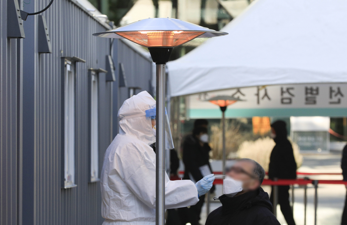 ▲서울 중구 서울광장에 마련된 코로나19 임시선별검사소에서 의료진이 검체를 채취하고 있다. (뉴시스)