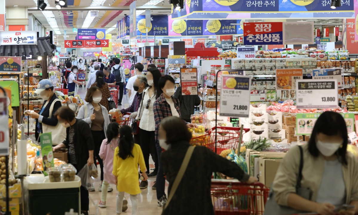 ▲올해 추석 연휴를 이틀 앞두고 서울 중구 봉래동 롯데마트 서울역점 선물세트와 청과, 식료품 코너에서 소비자들이 물품을 고르고 있다. (뉴시스)