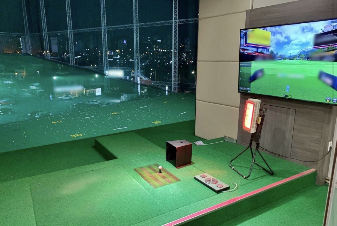 ▲사회적 거리두기 강화에도 야외 스크린골프장에서 식사와 음주를 즐기며 골프를 치는 사람이 많은 상황이다. (출처=소셜네트워크서비스 캡처)