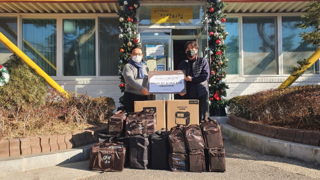 ▲삼천리ENG 외식사업본부(SL&C)로부터 밀키트와 에어프라이어를 선물받은 `안양의집` 관계자들이 기념 촬영을 하고 있다.  (사진제공=삼천리)