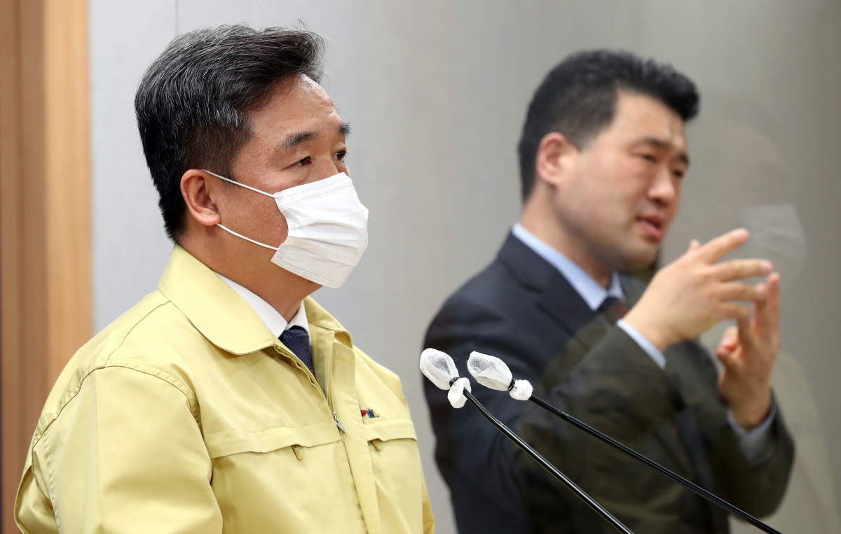 ▲서정협 서울시장 권한대행이 21일 서울 중구 서울시청에서 열린 신종 코로나바이러스 감염증(코로나19) 관련 서울시 브리핑에서 발언하고 있다. 서울시는 경기도, 인천시와 함께 오는 24일 오전 0시부터 5인 이상 사적모임을 금지한다.  (뉴시스)