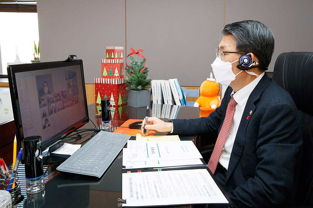 ▲은성수 금융위원장이 21일 서울 종로구 정부서울청사에서 코로나19 대응 정책평가 간담회를 비대면 화상회의로 진행하고 있다. (사진제공=금융위원회)