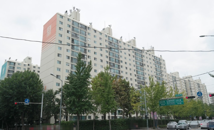 ▲서울 강동구 명일동 알짜배기 단지인 신동아아파트가 정밀안전진단 용역에 착수하는 등 재건축 사업에 속도를 내고 있다. 명일동 신동아아파트 전경.  (사진 제공=네이버 부동산)