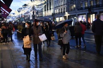 ▲19일(현지시간) 영국 런던에서 시민들이 리젠트가를 걷고 있다. 런던/AP뉴시스