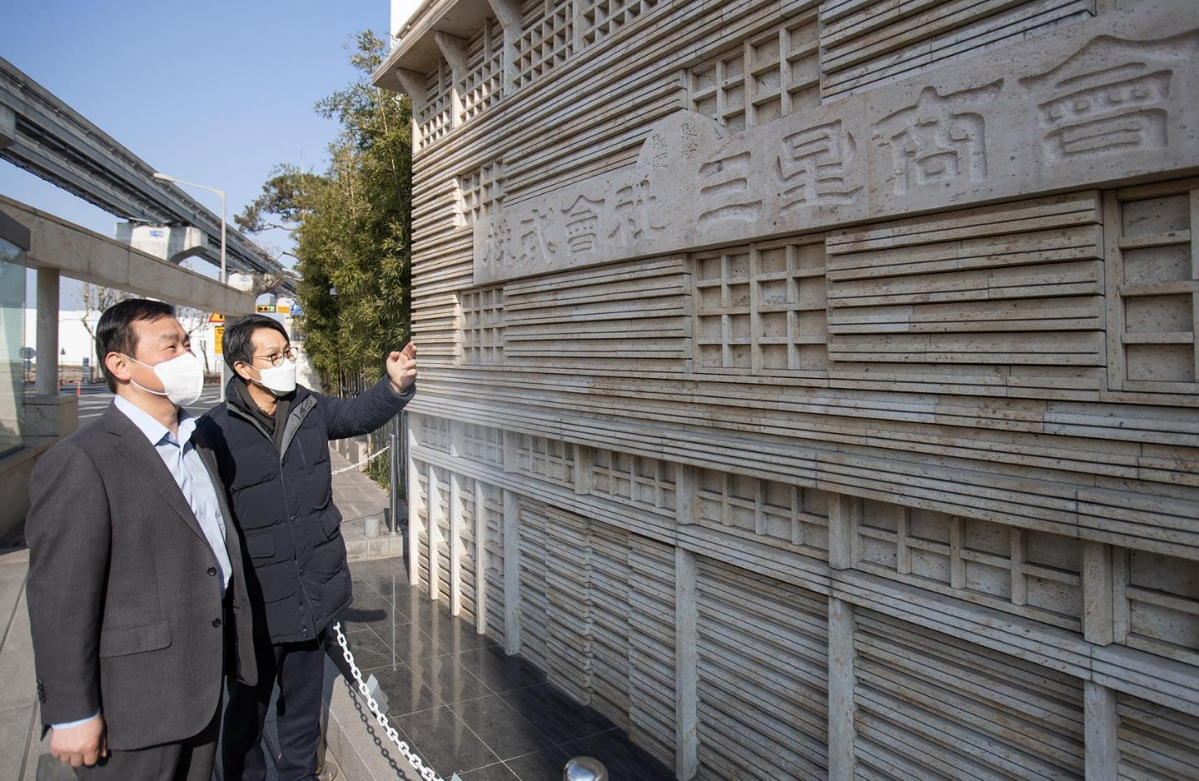 ▲노태문 삼성전자 무선사업부 사장(왼쪽)이 21일 대구시 중구 인교동에 있는 삼성상회 옛터를 관계자와 함께 둘러보고 있다. (사진제공=삼성전자)