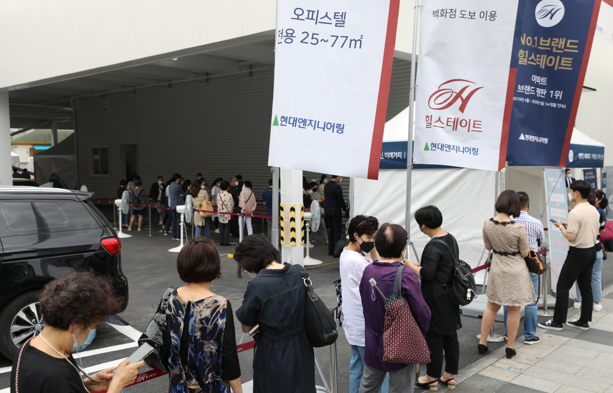 ▲서울의 한 아파트 견본주택 앞에 청약 대기자들이 길게 줄을 서 있다. 2020.06.12.(뉴시스)