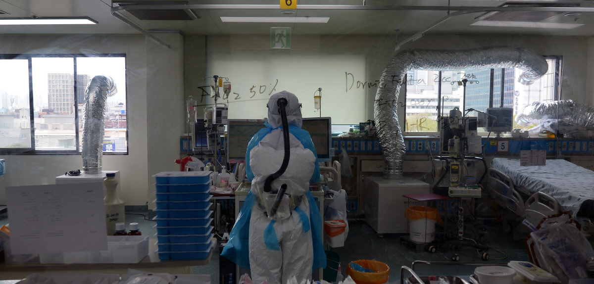 ▲신종 코로나바이러스 감염증(코로나19) 사태가 안정세를 보이던 4월 23일 오전 코로나19 중증환자들이 입원 중인 경북대병원 집중치료실에서 간호사들이 환자를 돌보고 있다. (뉴시스)