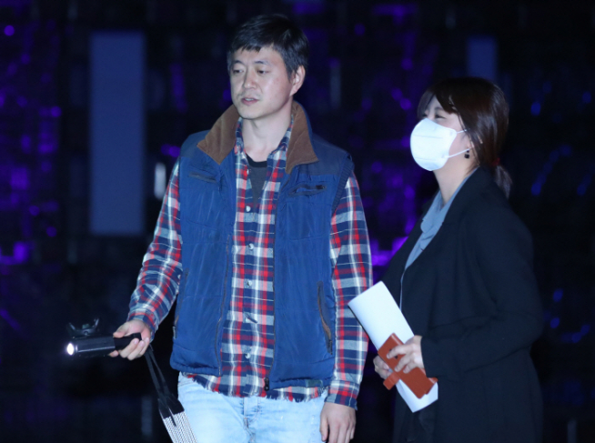 ▲'2020 파라다이스 아트랩 페스티벌' 개막을 하루 앞둔 지난 10월 22일 오후 인천시 영종도 파라다이스 시티에서 문재인 대통령 아들 문준용 작가가 자신의 작품을 취재진에게 설명하고 있다.  (연합뉴스)