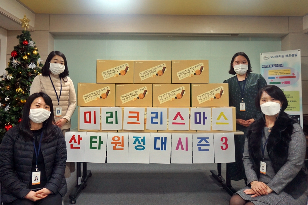 ▲서울 용산구 소재 민·관·학 연합 ‘용산 드래곤즈’ 봉사자들이 한부모 가족 복지시설인 해오름빌 등 용산지역 아동시설 10곳을 방문해 선물을 전달하고 있다. (사진제공=HDC현대산업개발)