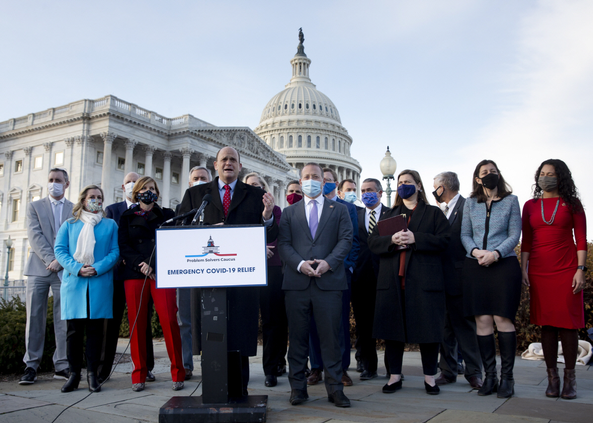 ▲미국 의회의사당 앞에서 21일(현지시간) 9000억 달러 규모 새 코로나19 경기부양책 표결을 앞두고 해당 법안을 마련했던 초당파 의원들이 찬성을 촉구하는 기자회견을 하고 있다. 경기부양안은 이날 밤 하원에서 통과됐다. 워싱턴D.C./EPA연합뉴스 
