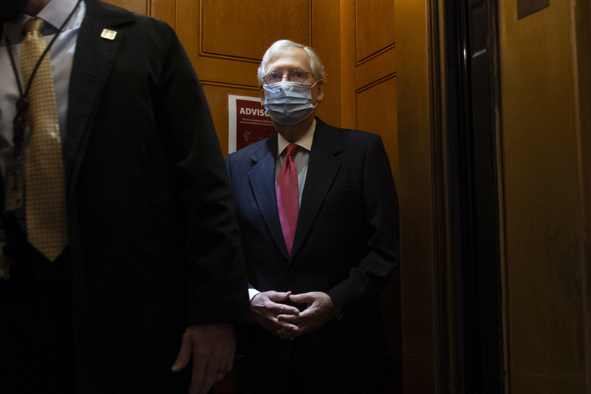 ▲미국 의회의사당에서 21일(현지시간) 미치 매코널 공화당 상원 원내대표가 엘리베이터에 탑승하고 있다. 미국 상·하원은 이날 9000억 달러 규모 새 경기부양안과 연방정부 예산안을 표결에 부쳐 통과시켰다. 워싱턴D.C./EPA연합뉴스 
