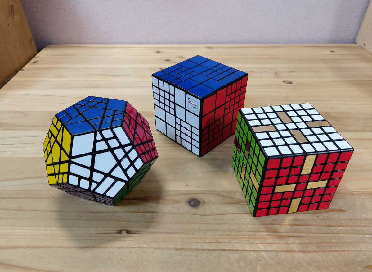 ▲박요한 씨가 직접 제작한 큐브. 그는 '듀나메스 큐브 해법 연구소' 유튜브 채널을 운영하며 큐브 해법 영상, 구매 후기 등 큐브 관련 다양한 콘텐츠를 제작하고 있다. (사진제공=박요한)