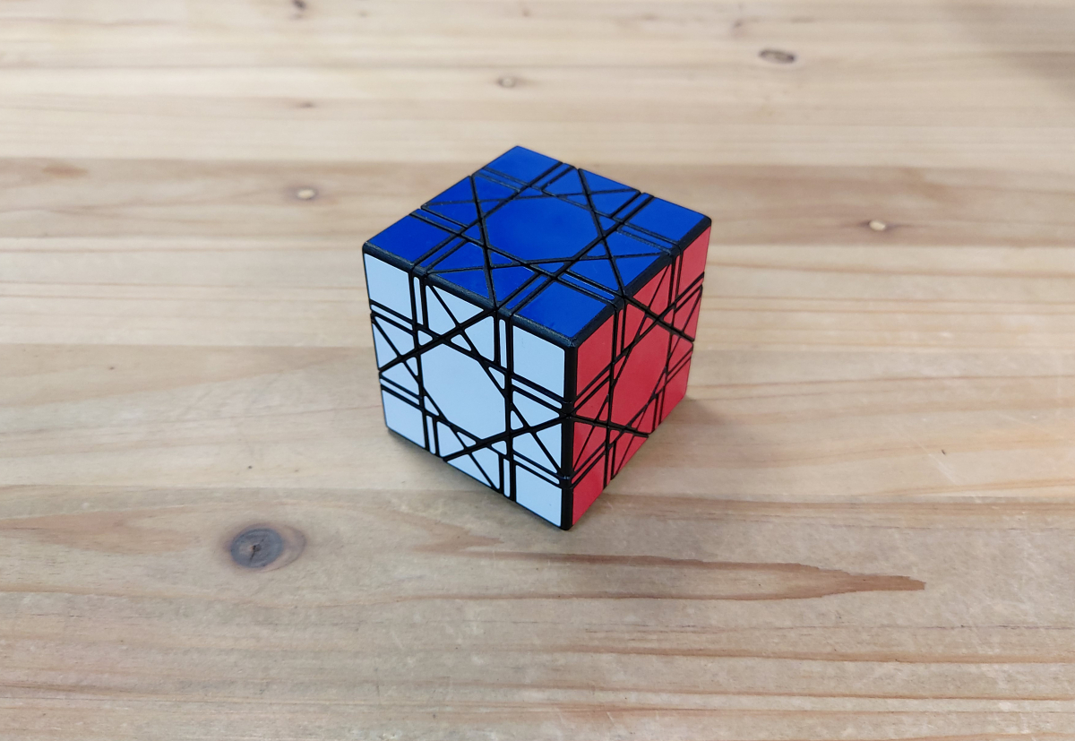 ▲팔괘 모양을 가진 바구아 큐브. 출시 이후 2016년 11월 박요한 씨가 최초로 맞춘 큐브다. 박요한 씨는 큐브 커뮤니티에서 풀이법을 알려달라는 요청을 받았는데, 방대한 풀이방법을 글로만 설명하는 데에 한계를 느껴 유튜브를 시작했다. (사진제공=박요한)