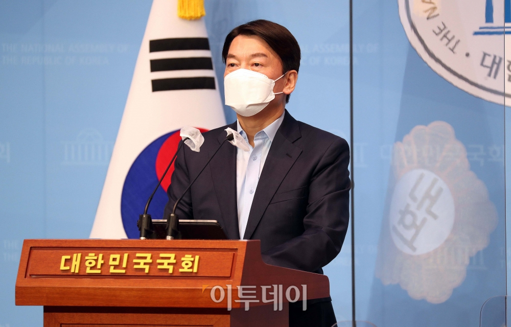 ▲안철수 국민의당 대표가 20일 오전 서울 여의도 국회 소통관에서 기자회견을 갖고 서울시장 보궐선거 출마선언을 하고 있다. (신태현 기자 holjjak@)