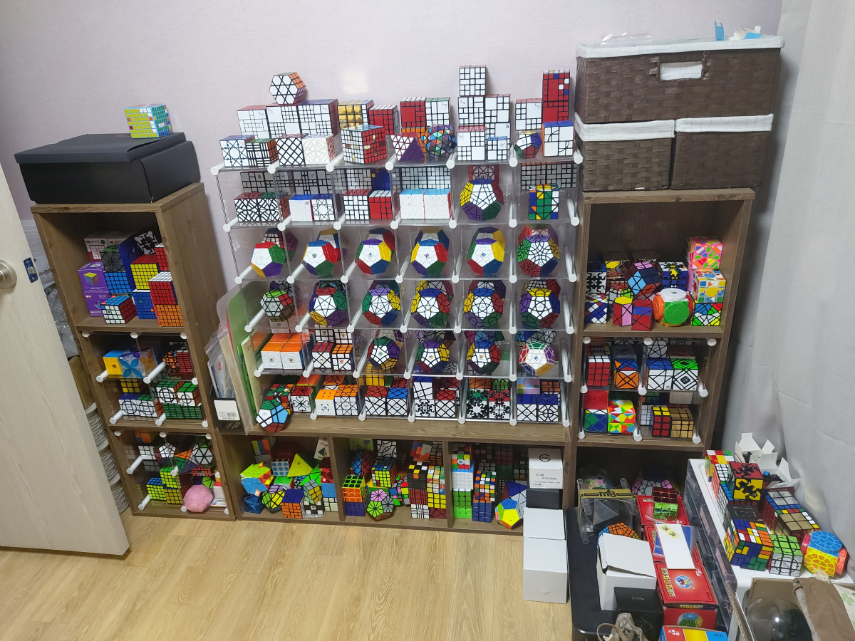 ▲박요한 씨의 큐브 진열장. 초등학교 4학년 때 처음 큐브를 시작한 박요한 씨는 어느새 직장도 다니고 결혼도 한 어른이 되었지만, 여전히 좋아하는 큐브로 남다른 방구석을 채워가고 있다. (사진제공=박요한)