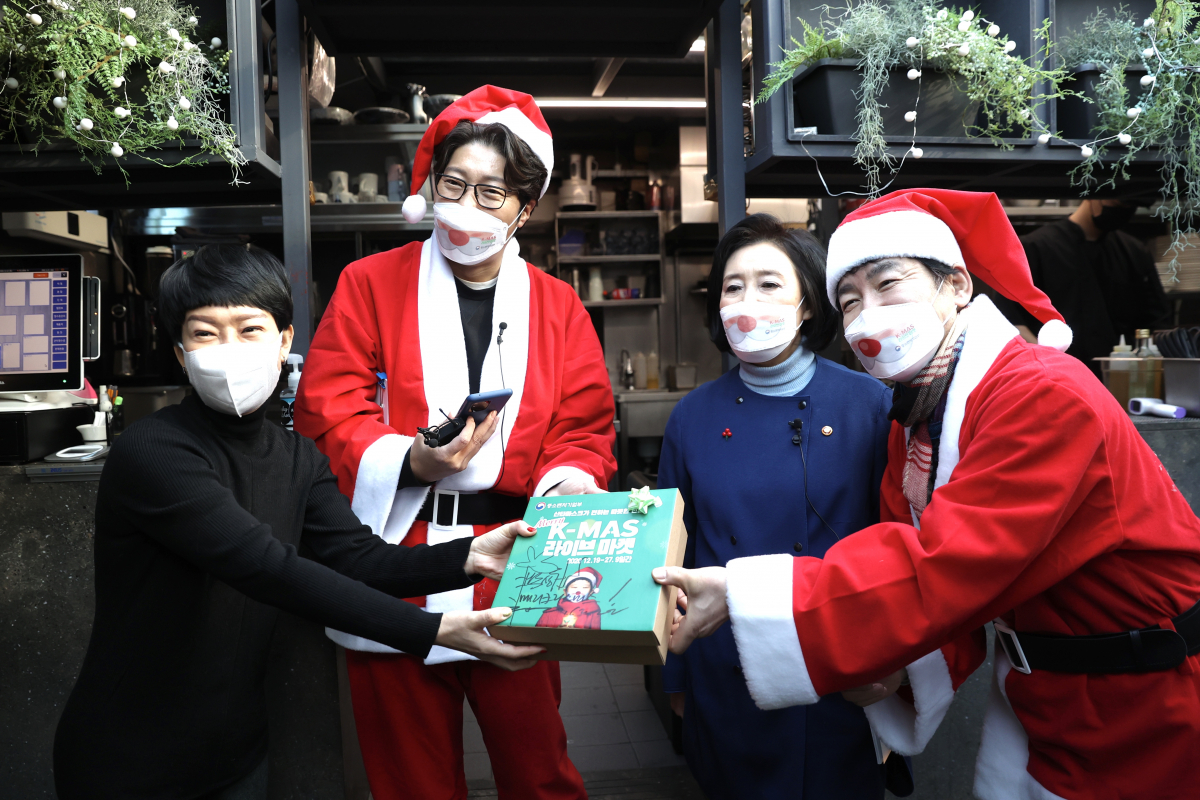 ▲(왼쪽 두번째부터) 유튜버 대도서관, 박영선 장관, 박상원 배우가 22일 오후 삼청동 문화거리를 방문해 사진을 촬영하고 있다.  (사진제공=중소벤처기업부)