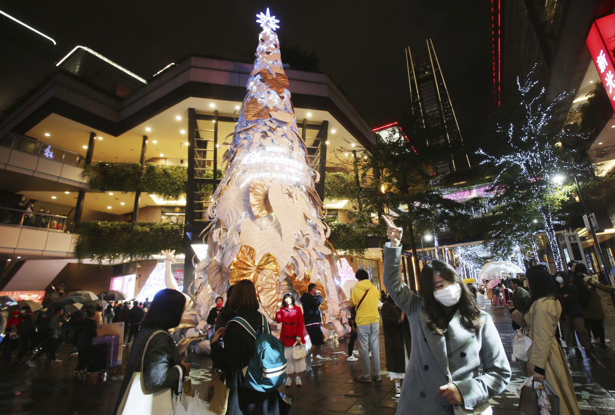 ▲대만 타이베이에서 20일 사람들이 크리스마스트리 앞에서 사진을 찍고 있다. 타이베이/AP뉴시스