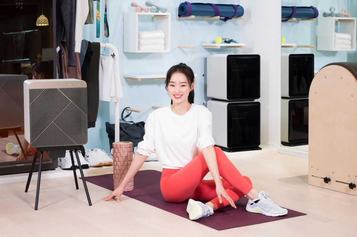 ▲삼성전자 모델이 삼성디지털프라자 강남본점 5층에 위치한 라이프스타일 쇼룸 #ProjectPRISM에서 밀레니얼 소비자를 위한 '취향가전'을 소개하고 있다. 취향가전은 홈파티ㆍ홈캠핑ㆍ홈짐 등 집 안에서 이뤄지는 다양한 활동을 개인의 취향에 맞게 최적화시켜주는 제품들이다. (사진제공=삼성전자)