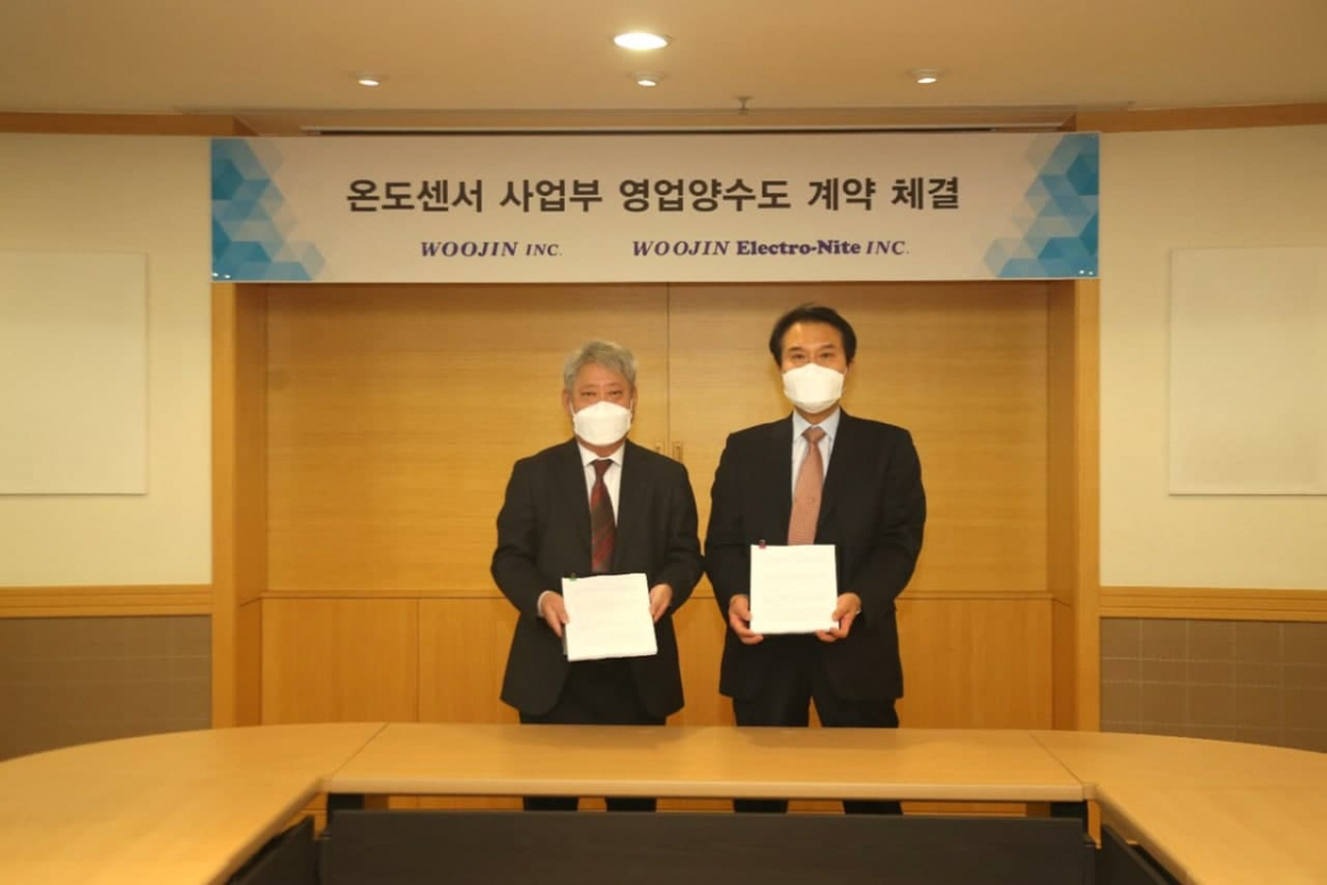 ▲영업양수도 계약 체결식에 참석한 백승한 우진 대표(오른쪽)와 김영인 우진일렉트로나이트 대표(왼쪽) (사진제공=우진)