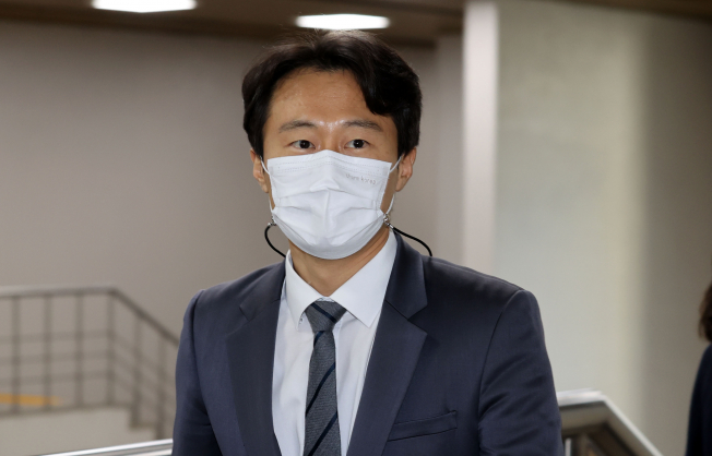 ▲더불어민주당 이탄희 의원이 15일 오후 서초구 서울중앙지법에서 열리는 임종헌 전 법원행정처 차장의 사법행정권 남용 의혹 재판에 증인으로 출석하기 위해 법정으로 향하고 있다.  (연합뉴스)