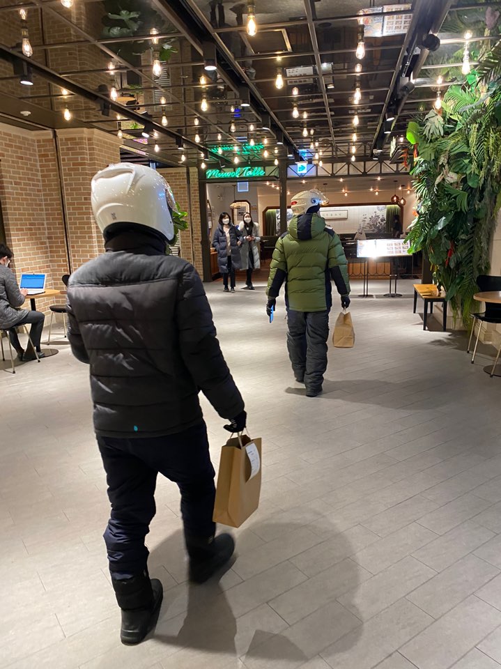 ▲고속터미널 파미에스테이션엔 고객이 사라진 자리를 배달사원들이 채우고 있다.  (김혜지 기자 heyji@)