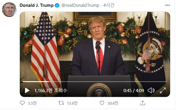 ▲도널드 트럼프 미국 대통령이 22일(현지시간) 트위터에 올린 동영상에서 전날 상·하원이 통과시킨 경기부양책을 강력히 비판하고 있다. 출처 트럼프 트위터 캡처
