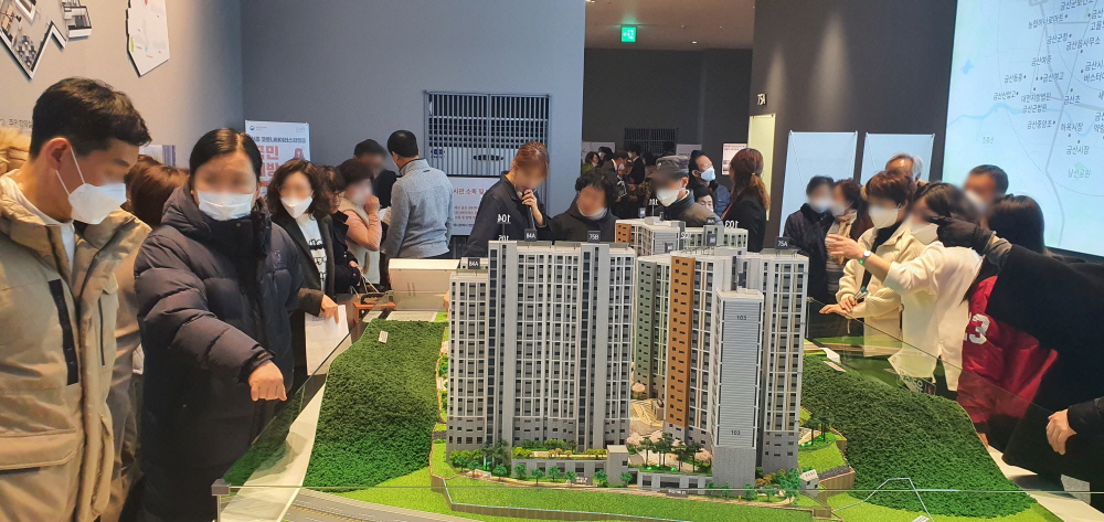 ▲ 예비 청약자들이 서울에서 분양한 한 아파트 견본주택을 찾아 모형주택을 꼼꼼하게 살펴보고 있다.(사진 제공=대림산업)
