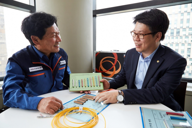 ▲㈜한화 협력사인 제일정밀㈜ 김흥곤 대표(왼쪽)와 ㈜한화 구매 담당 유강식 부장이 동반성장을 위한 논의를 진행 중이다.  (사진제공=한화그룹)