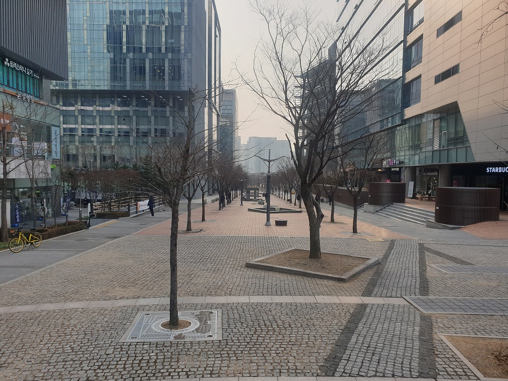 ▲23일 찾은 판교 테크노밸리 모습. 평소라면 사람들로 왁자지껄한 곳이지만, 최근에는 말소리를 듣기 쉽지 않다.  (안경무기자)