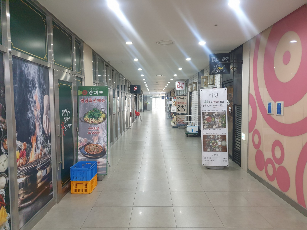 ▲23일 판교 대형 오피스 빌딩 식당가의 모습. 인적이 드물어 점심시간인지 헷갈릴 정도다. (안경무기자)