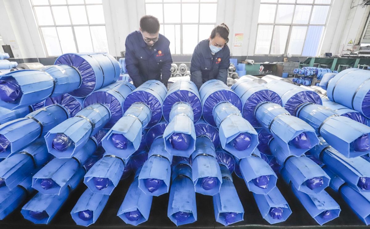 ▲11월 16일 중국 탕산시 준화에 위치한 롤러 공장에서 노동자들이 작업을 하고 있다. 탕산/신화뉴시스
