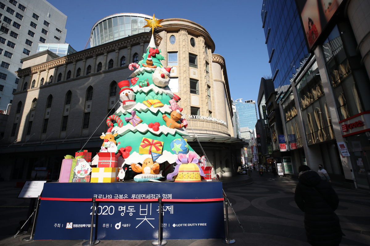 ▲성탄절과 새해연휴를 앞둔 21일 서울 명동거리가 한산한 모습이다. (연합뉴스)