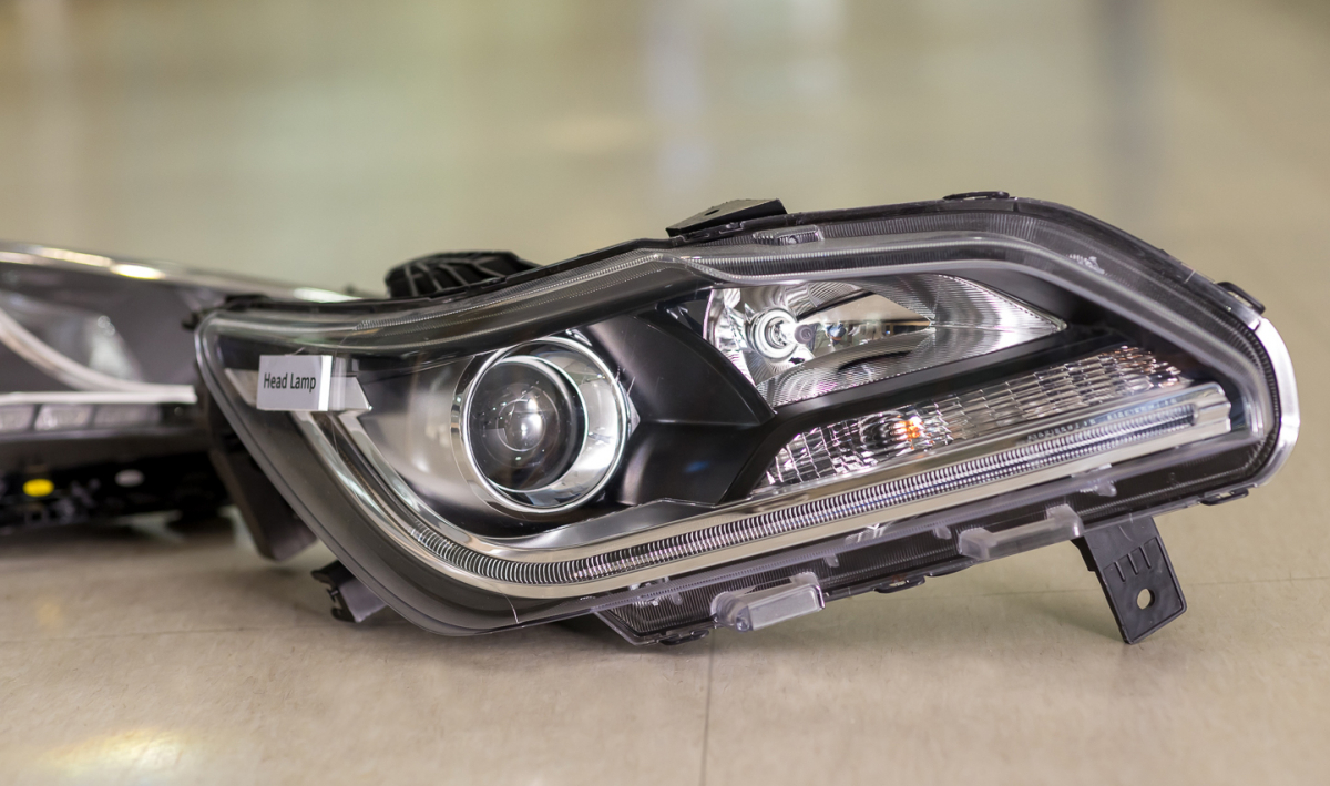 ▲세계 최초로 AMECA 8년 인증을 받은 KCC의 '자동차 헤드램프용 UV 하드코팅 도료'가 적용된 자동차 헤드램프 (사진제공=KCC)