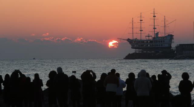 ▲이달 22일 해돋이 명소인 강원도 강릉시 정동진에서 관광객들이 해돋이를 감상하고 있다. 올해는 정동진에서 해돋이를 못 본다. (연합뉴스)