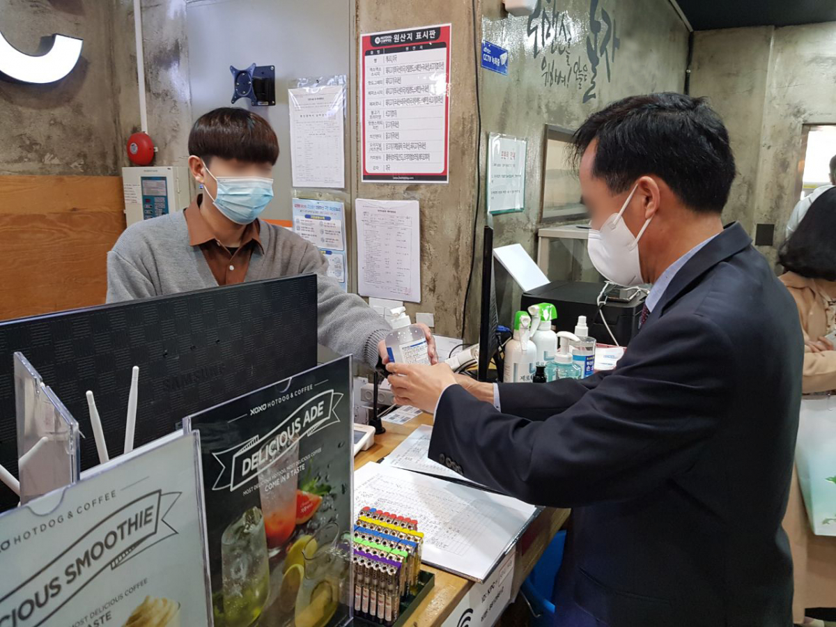 ▲게임위 관계자가 PC방을 찾아 코로나19 예방 캠페인을 펼치고 있다. (사진제공=게임물관리위원회)