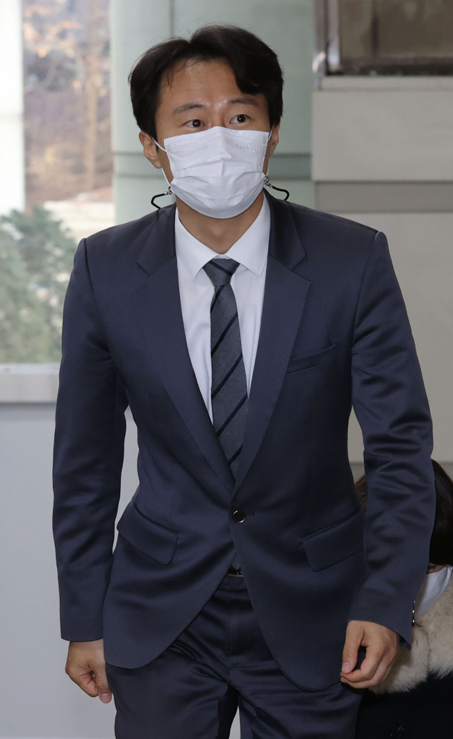 ▲더불어민주당 이탄희 의원이 15일 오후 서초구 서울중앙지법에서 열리는 임종헌 전 법원행정처 차장의 사법행정권 남용 의혹 재판에 증인으로 출석하기 위해 법정으로 향하고 있다.  (연합뉴스)