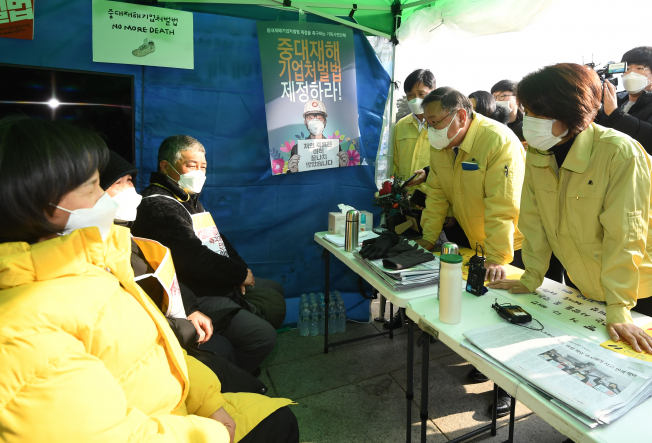 ▲더불어민주당 김태년 원내대표와 한정애 정책위의장이 24일 오전 국회 본청 앞에서 중대재해기업처벌법 제정을 요구하며 농성중인 정의당 농성장을 방문해 강은미 정의당 원내대표, 고 김용균씨 어머니 김미숙 김용균재단 이사장, 이상진 민주노총 부위원장과 대화하고 있다. (연합뉴스)