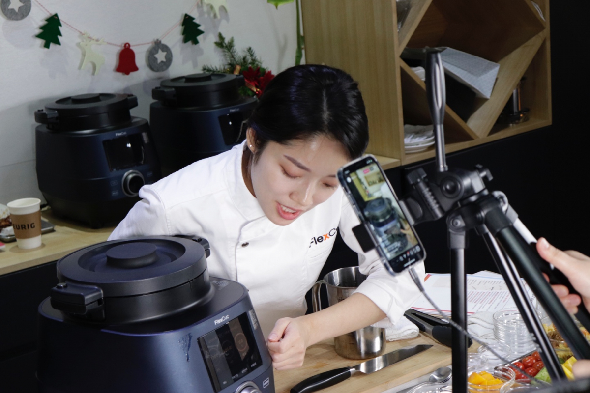 ▲서수지 셰프가 23일 오후 7시 플렉스쿡 공식 인스타그램에서 ‘홈스토랑을 위한 랜선 쿠킹클래스’를 진행하고 있다.  (사진제공=쿠첸)