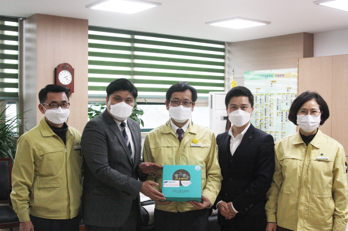 ▲23일 청호나이스 작은사랑 실천운동본부 관계자들이 사진 촬영을 하고 있다. 조완국 본부장(왼쪽 두 번째)와 진천군 보건소 김민기 소장(왼쪽 세 번째). (사진제공=청호나이스)