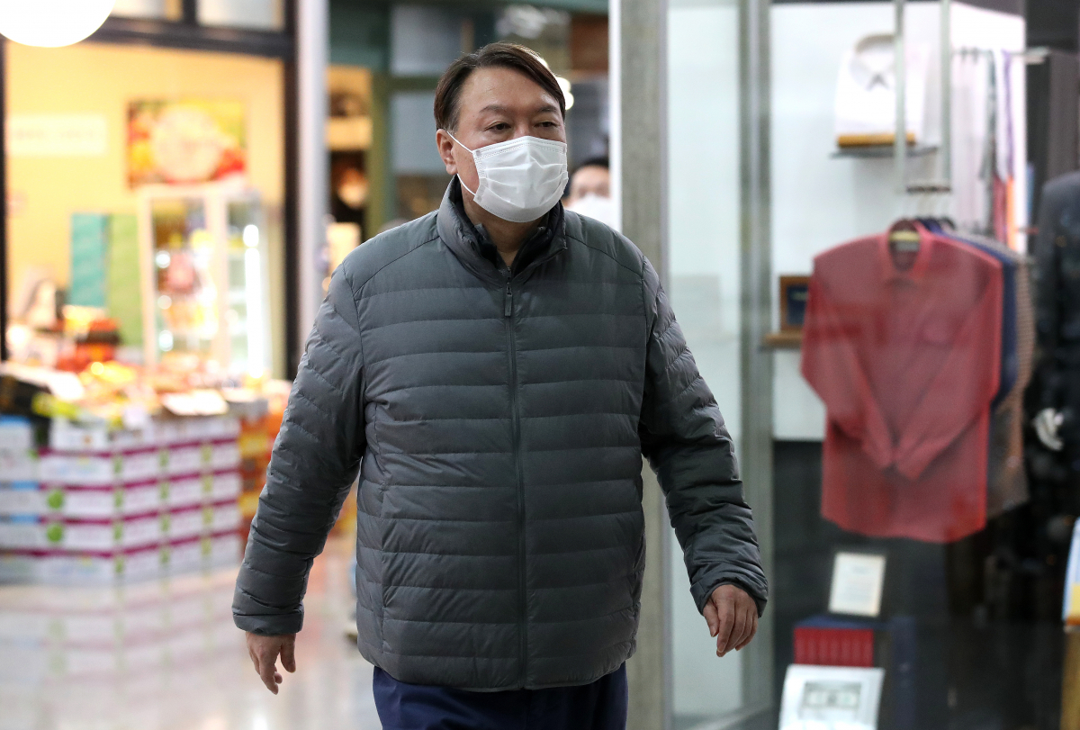 ▲윤석열 검찰총장이 정직 2개월 징계처분 집행정지 심문을 하루 앞둔 21일 오후 서울 서초구 자택 인근 상가에서 이동하고 있다. (뉴시스)