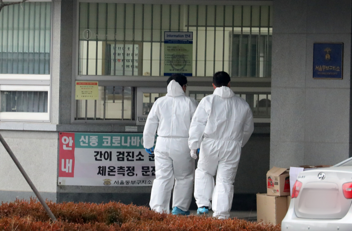 ▲수용시설 수용자와 직원에 대한 신종 코로나바이러스 감염증(코로나19) 전수검사가 시작된 23일 오후 서울 송파구 서울동부구치소에서 방호복을 입은 관계자들이 분주하게 이동하고 있다.  (뉴시스)