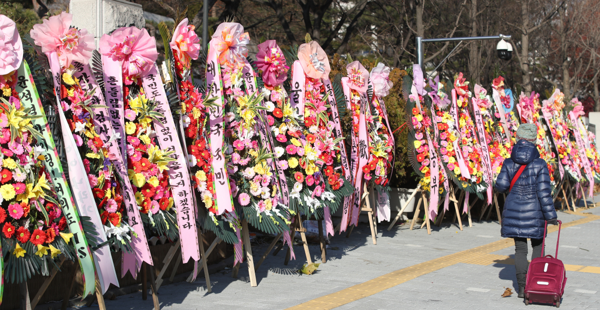 ▲윤석열 검찰총장 징계위원회를 하루 앞둔 9일 오전 서울 서초구 대검찰청 앞에 지지 화환이 놓여져 있다. (뉴시스)