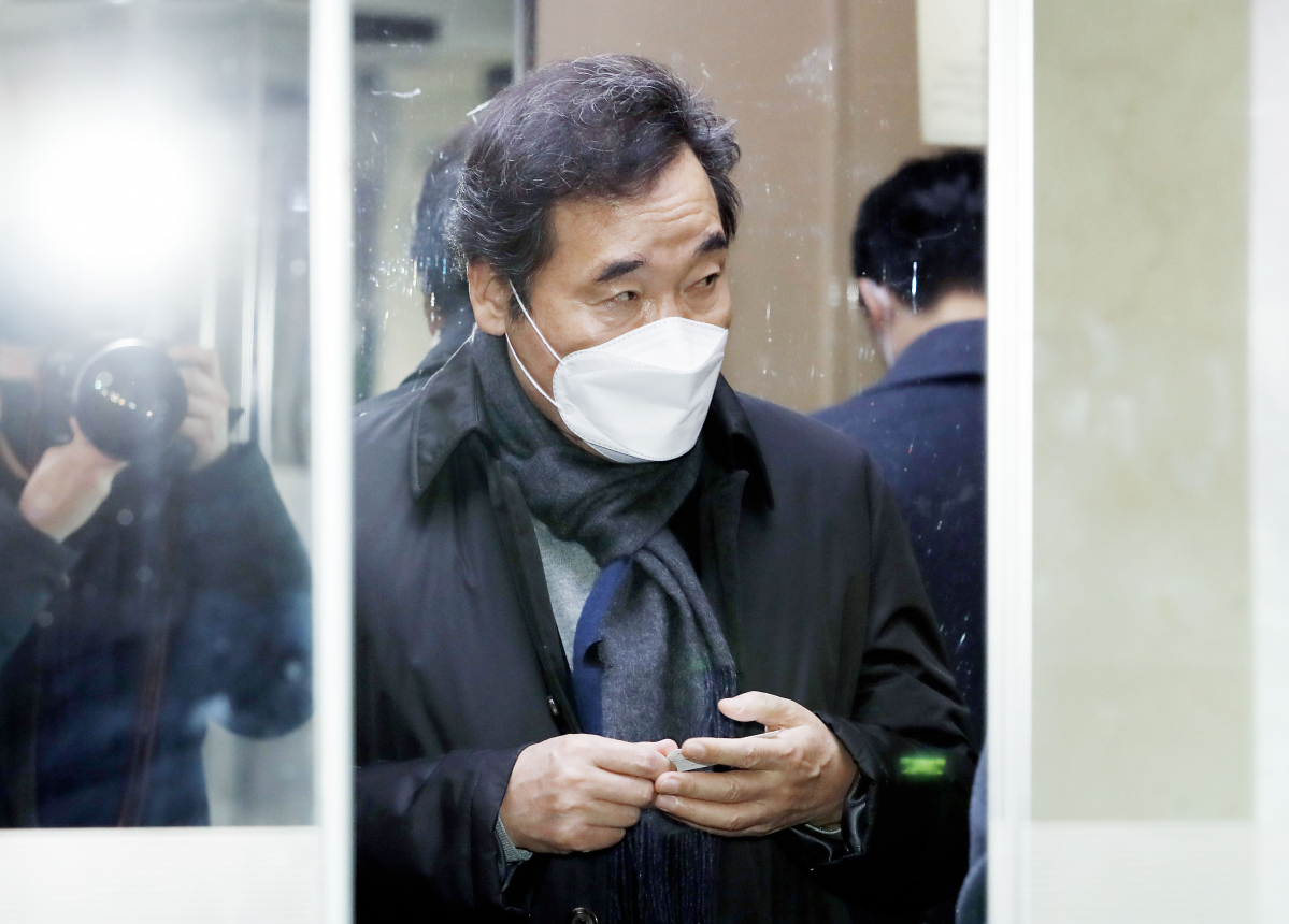 ▲이낙연 더불어민주당 대표가 25일 서울 여의도 국회 의원회관 사무실에서 김태년 원내대표, 법제사법위원회 위원 등과의 윤석열 검찰총장 관련 대응 긴급회의를 마치고 이동하고 있다.  (뉴시스)
