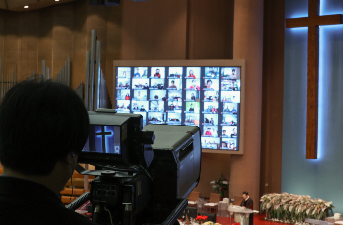 ▲크리스마스인 25일 서울 여의도순복음교회에서 비대면 온라인 중계로 성탄 축하 예배가 열리고 있다. 연합뉴스