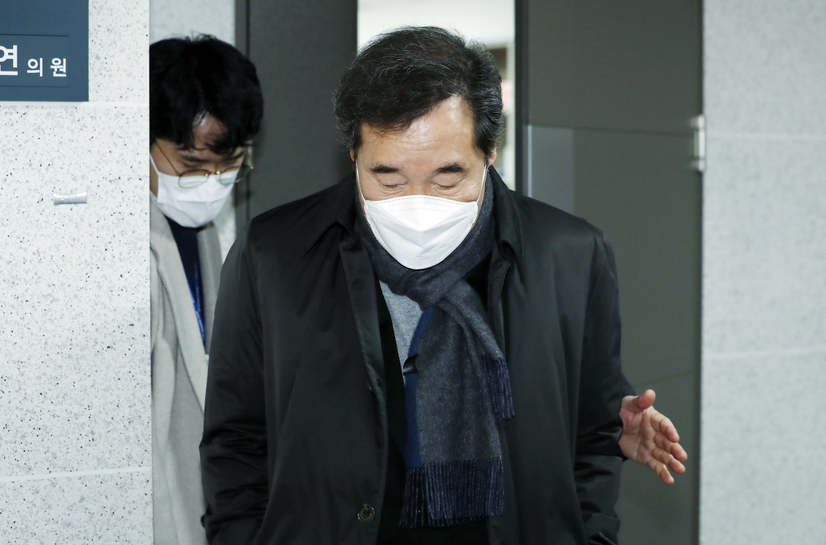 ▲이낙연 더불어민주당 대표가 25일 서울 여의도 국회 의원회관 사무실에서 김태년 원내대표, 법제사법위원회 위원 등과의 윤석열 검찰총장 관련 대응 긴급회의를 마치고 이동하고 있다.  (뉴시스)