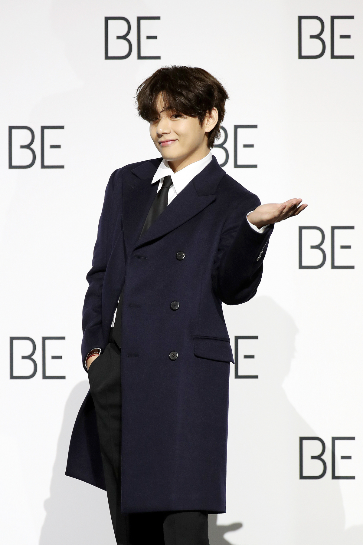 ▲방탄소년단 뷔가 서울 중구 동대문디자인플라자에서 열린 방탄소년단 새 앨범 'BE (Deluxe Edition)' 글로벌 기자간담회에 참석해 포토타임을 가지고 있다. (뉴시스)