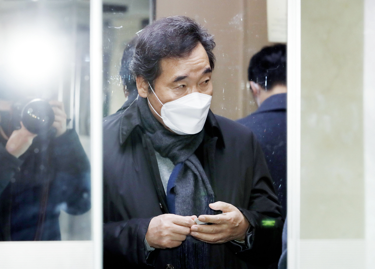 ▲이낙연 더불어민주당 대표가 25일 국회 의원회관 자신의 사무실에서 김태년 원내대표와 당 소속 법제사법위원들과 긴급회동을 마치고 사무실을 떠나고 있다. 연합뉴스